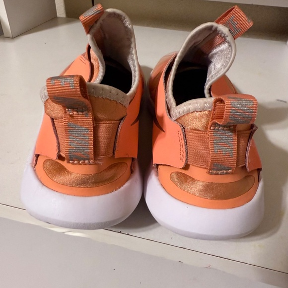 Nike Flex Runner US 7Y/8.5. - Picture 10 of 11